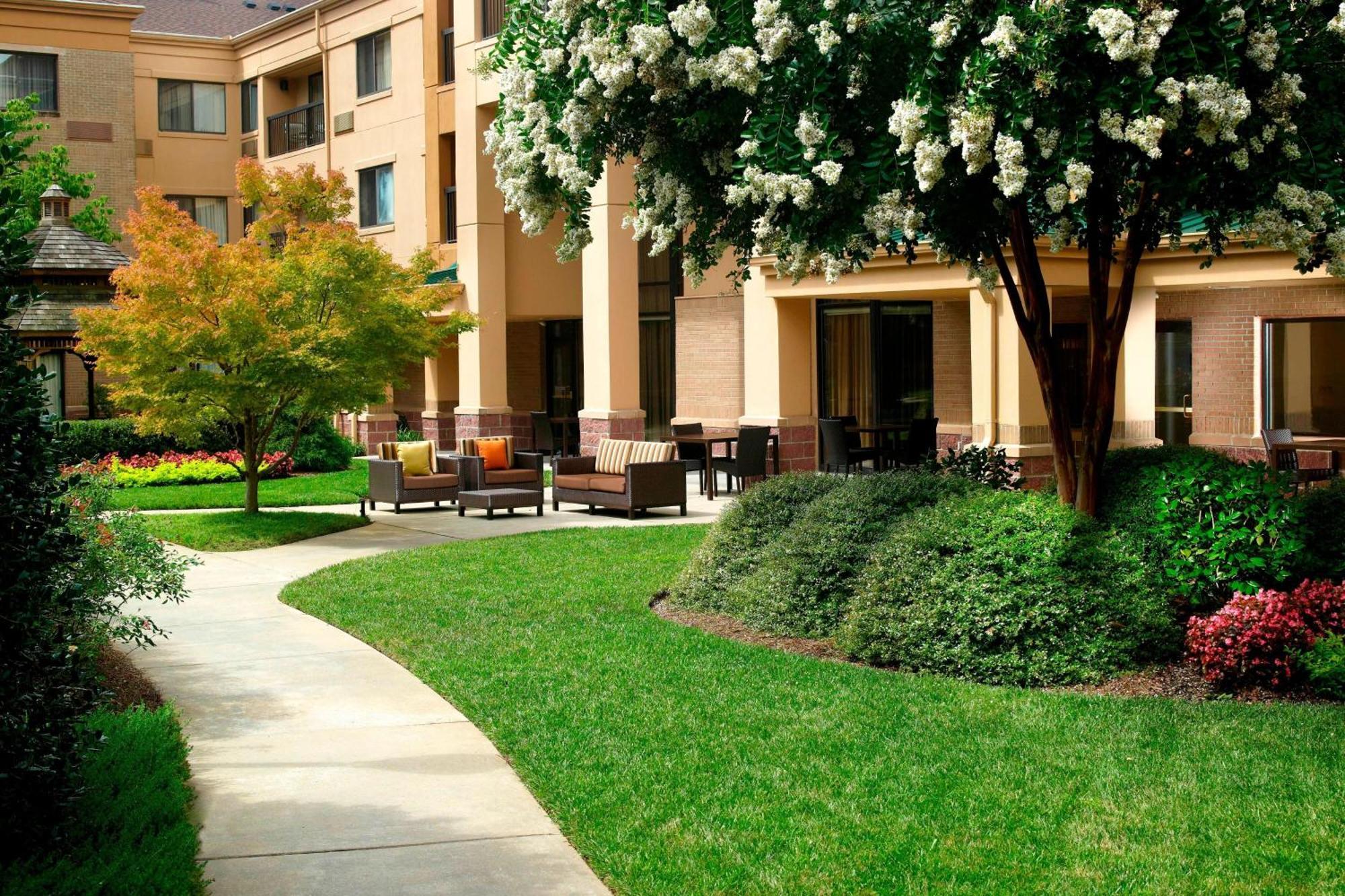 Courtyard By Marriott Atlanta Alpharetta Hotel Exterior foto